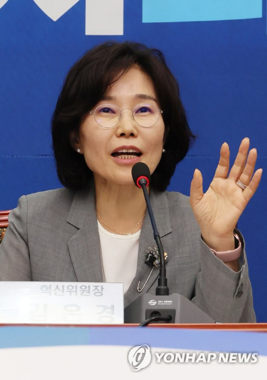 김은경 더불어민주당 혁신위원장이 지난 12일 오후 국회에서 기자간담회를 열고 향후 혁신위의 활동 방향 등을 밝히고 있다.<연합뉴스>